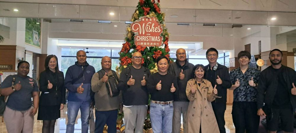 日暉國際渡假村董事長鄭越才（左6）親自接待南太平洋友邦帛琉人力資源、文化、經濟發展觀光部部長MR.TMETUCHL.NGIRABELAS一行及台灣相關人員，並在日暉渡假村大廳合照。圖：日暉渡假村提供