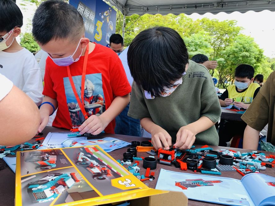 台北美福推樂高賽車親子同遊住房專案 壽星享自助餐四人同行一人免費