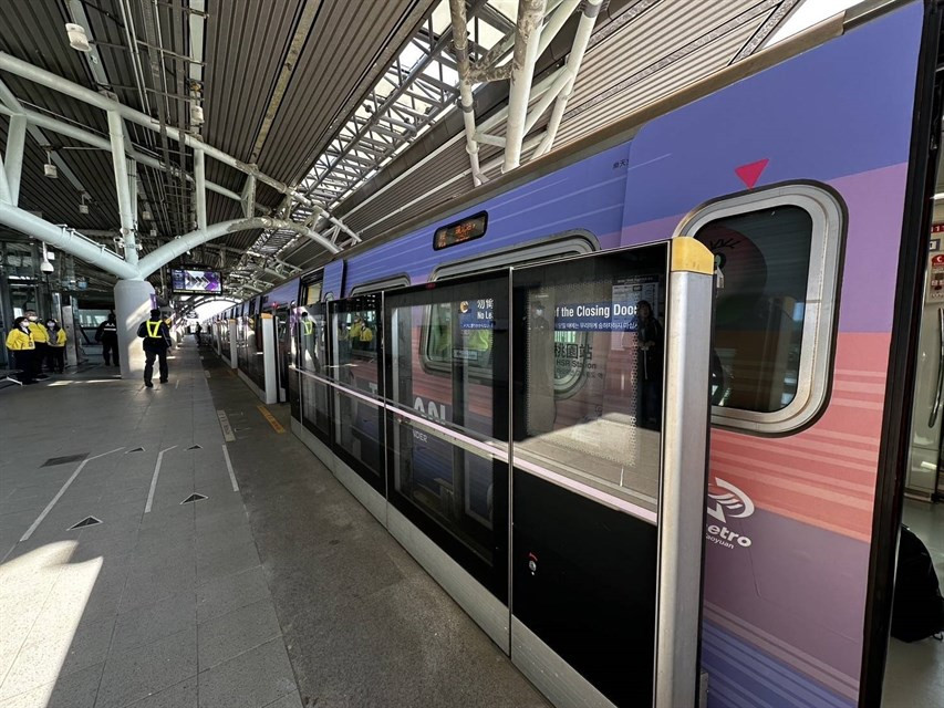 桃捷彩繪「快樂桃子號」主題列車帶民眾賞台灣燈會 玩AI生成遊戲抽好禮