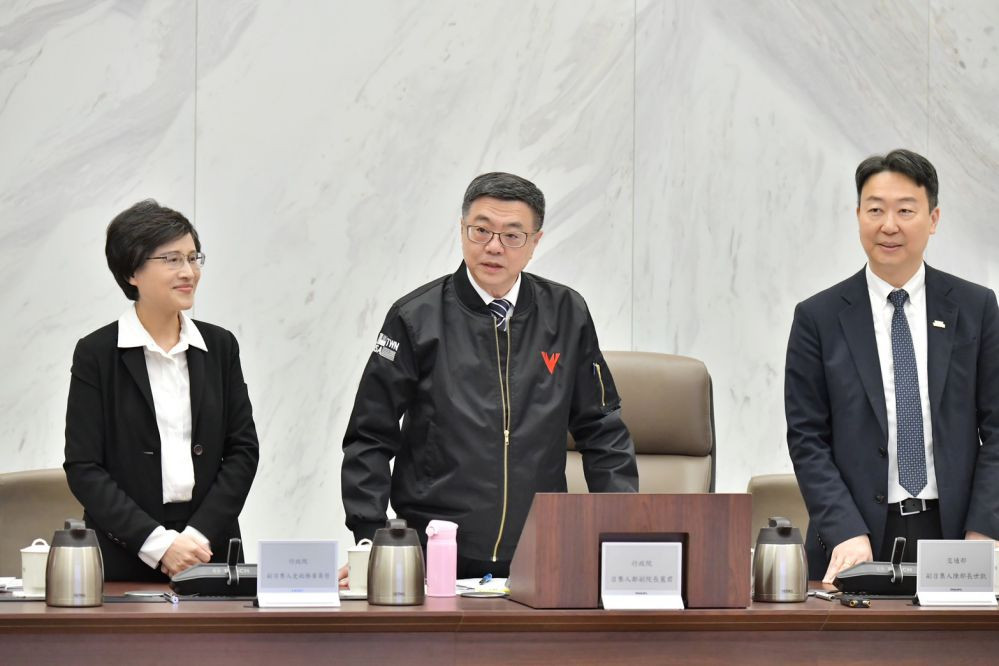 1/22政觀振會議上，行政院長卓榮泰（中）特來向古委員致意，後續由副院長鄭麗君（左）主持，右為交通部長陳世凱。該會議決議執行兩大觀光旗艦計畫及設立觀光研訓院，同時放寬外籍生旅宿業實習規定。圖：行政院提供